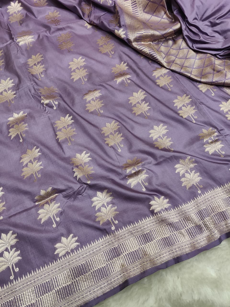 Golden zari banarasi saree