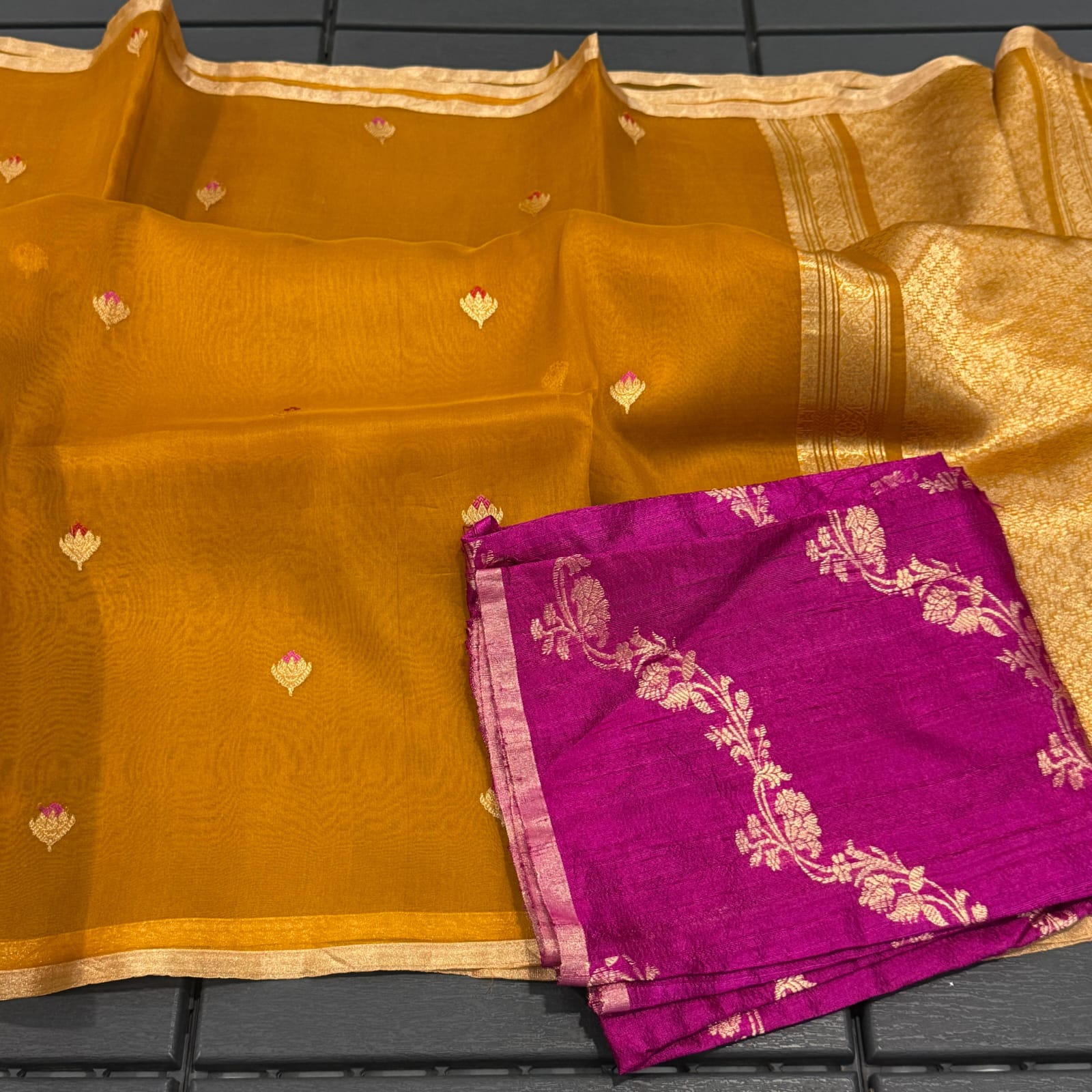 Meena boota saree