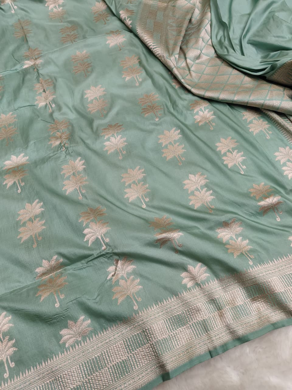 Golden zari banarasi saree