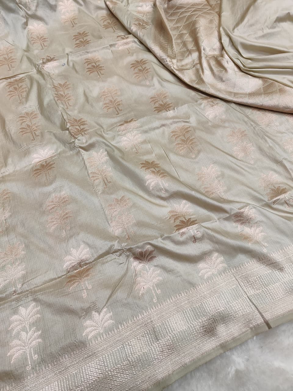 Golden zari banarasi saree